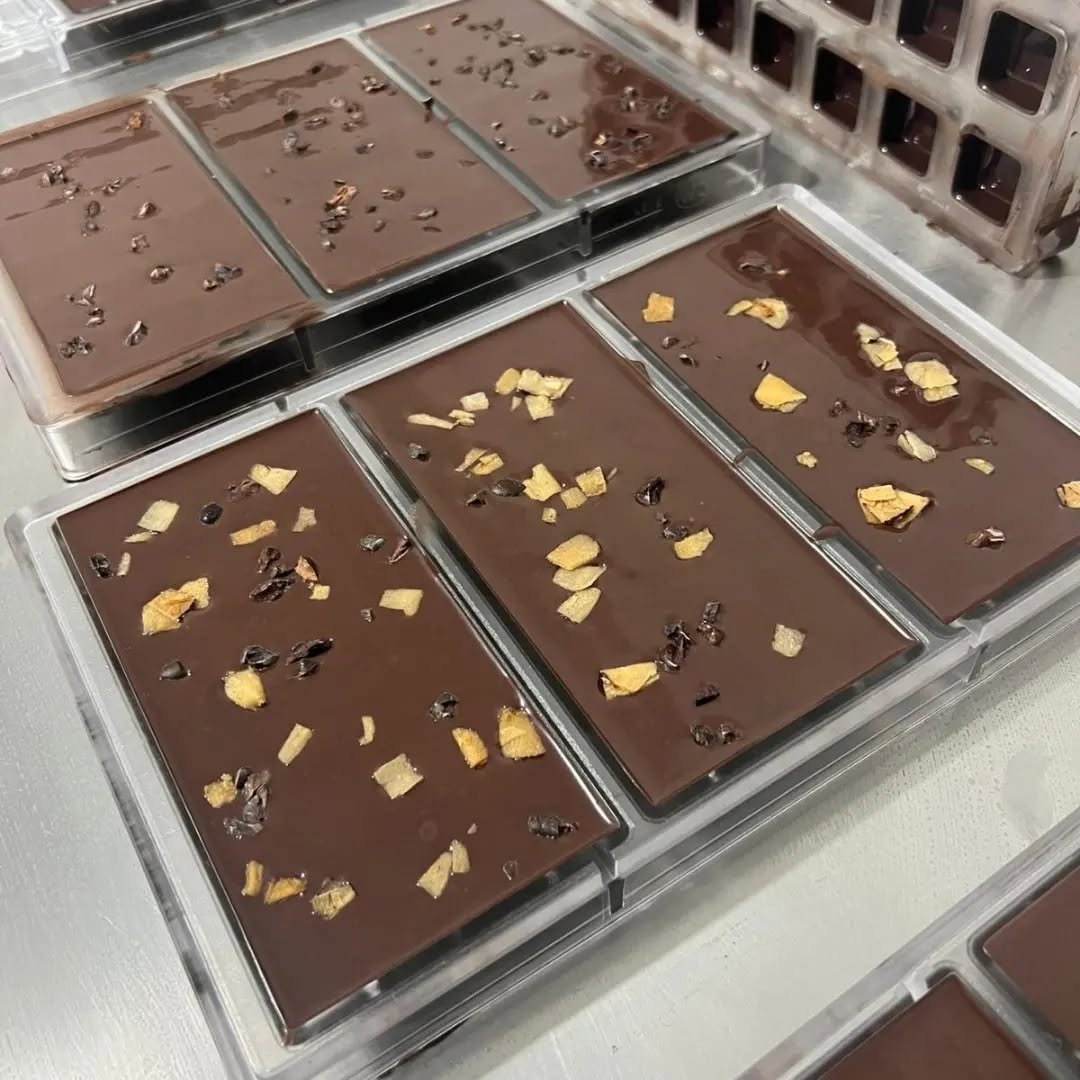 Barras de chocolate de mesa recién moldeadas por Chocomueic